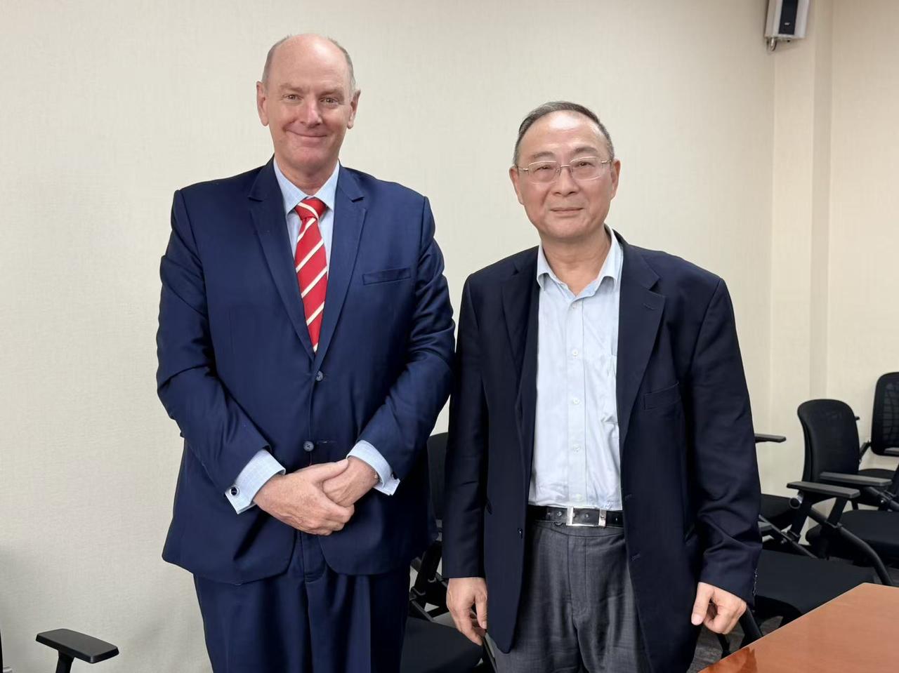 今天下午见了新西兰驻华大使乔纳森·奥斯丁。他首先关注的是最近中美元首的会晤，特别
