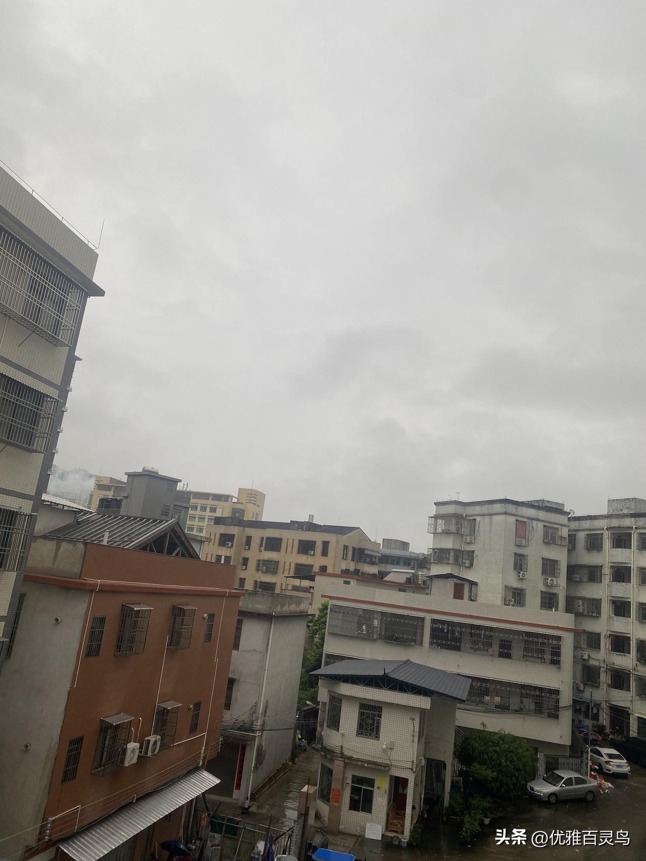 楼下摆摊卖早点的张叔今年五十多，年轻时候总跟旁人比，别人买房他攒钱、孩子报补习班