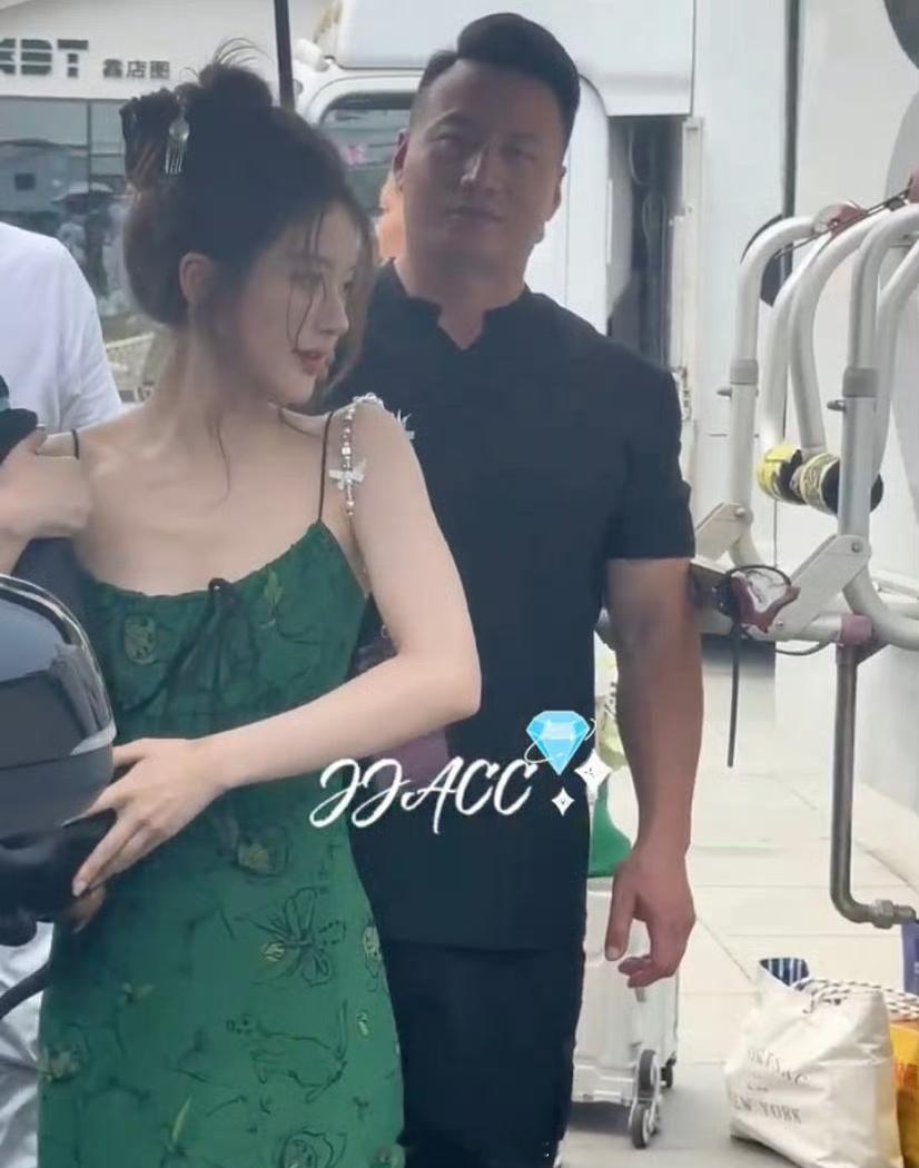 #赵露思绿色蝴蝶吊带裙路透#赵露思在《许我耀眼》的片场新路透来了，绿色蝴蝶吊带裙