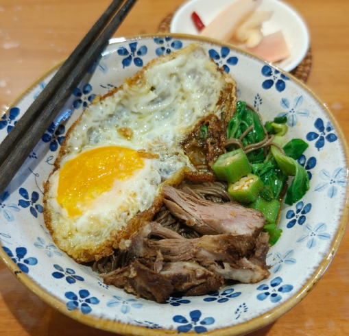 最近喜欢上了荞麦面，有时周末早上吃、有时加餐吃。喜欢海椒籽籽多一些、红油少一些，