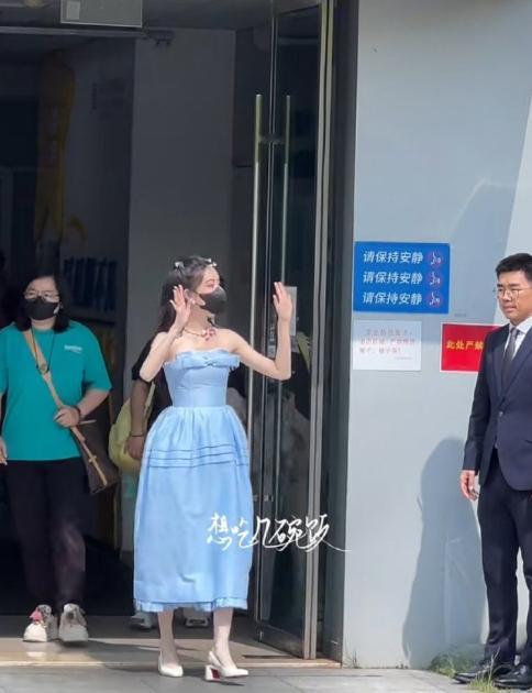 孟子义蓝莓蛋糕裙孟子义蓝色蝴蝶结抹胸裙 蓝莓蛋糕裙充满故事感，蓝色抹胸裙则更具现