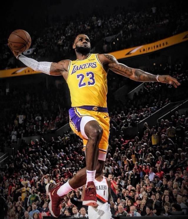 37岁的库里还在拼，勇士却像一艘满载的老船，难掉头。
他场场拼到抽筋，队友却接连