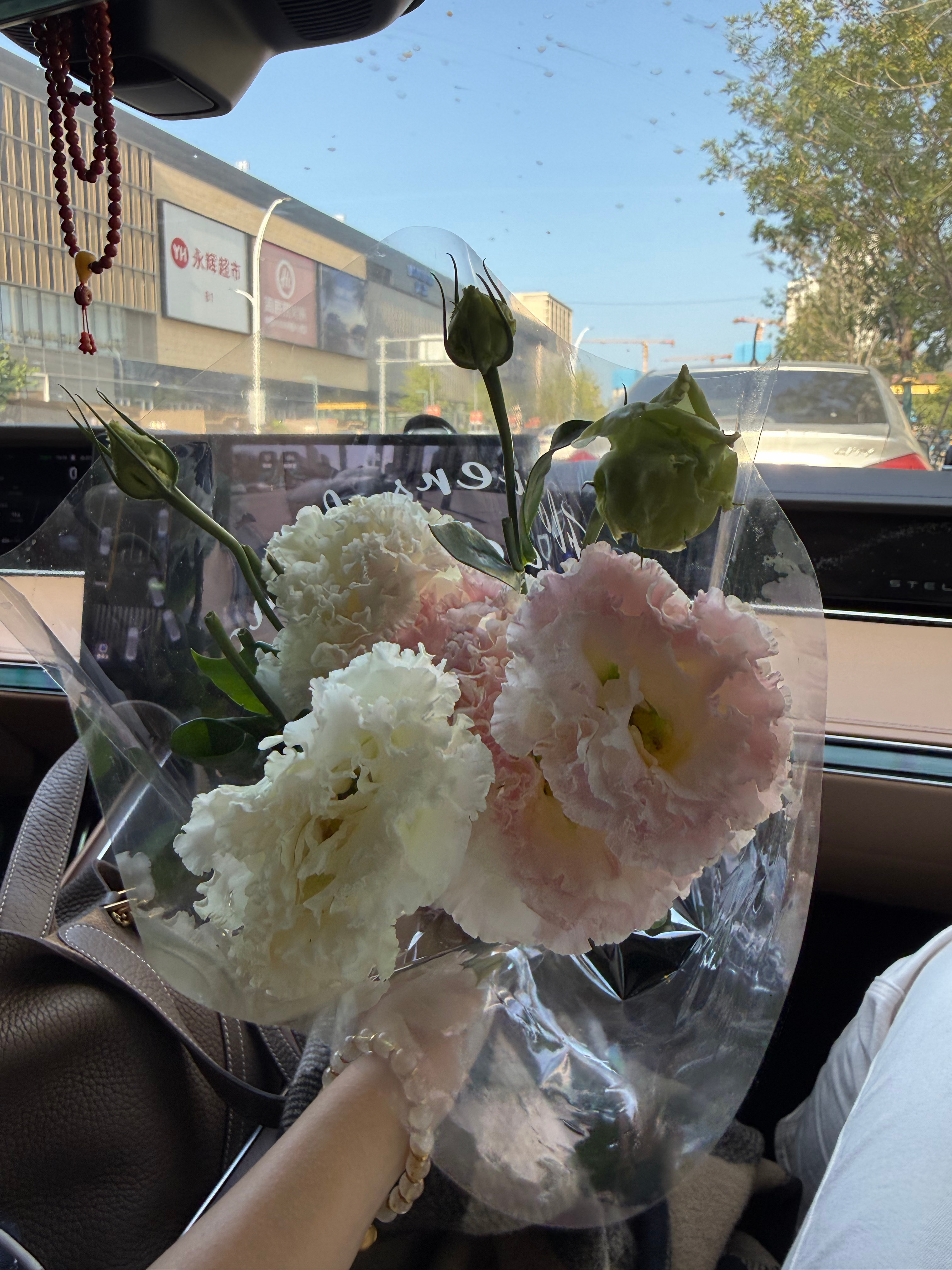 哈哈哈哈哈哈啊哈哈昨天给我买花被偷拍了，评论区说他这个气势像去给我偷花的 
