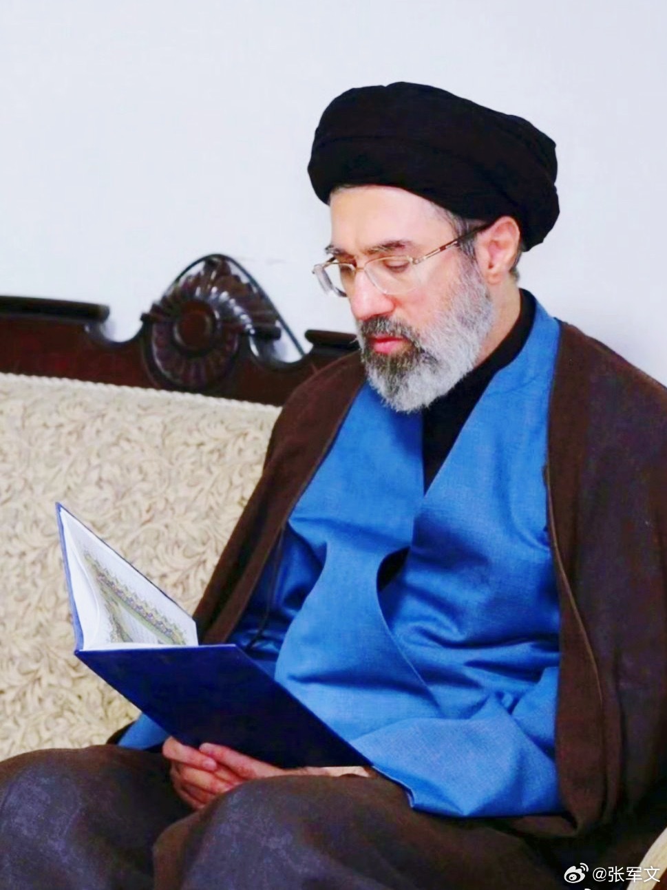 伊朗新任最高领袖瞻仰了哈梅内伊遗体 3月12日，伊朗新任最高领袖穆杰塔巴·哈梅内