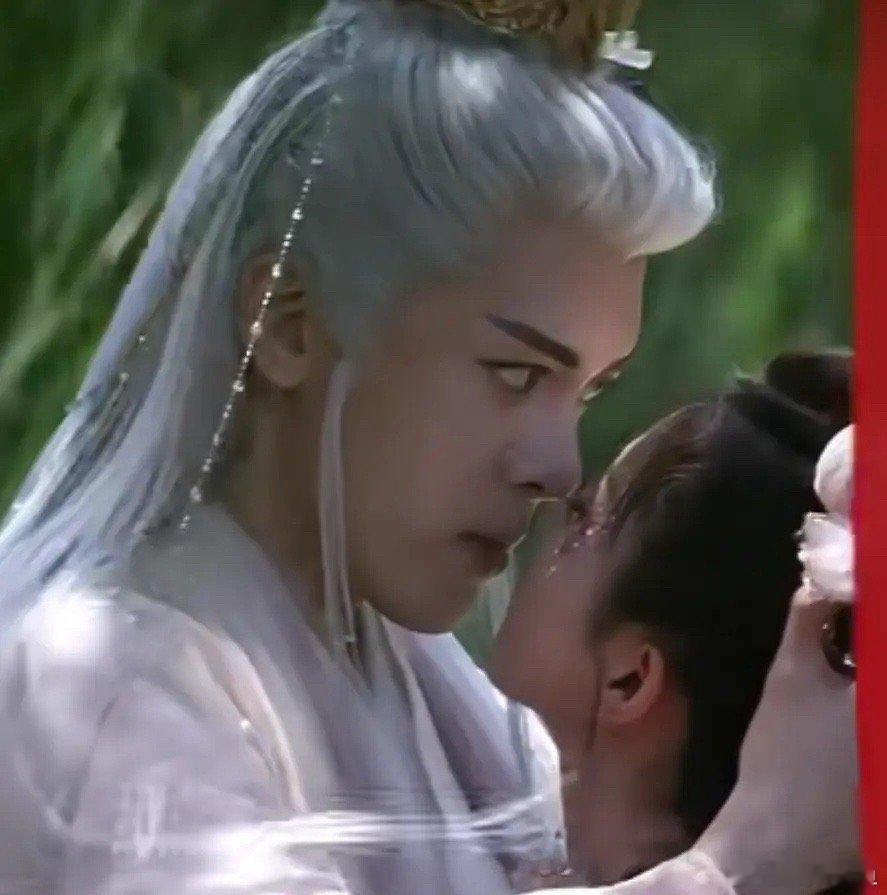 曾舜晞拍吻戏的时候瞪着白鹿干啥，一点都没有唯美的感觉 ​​​