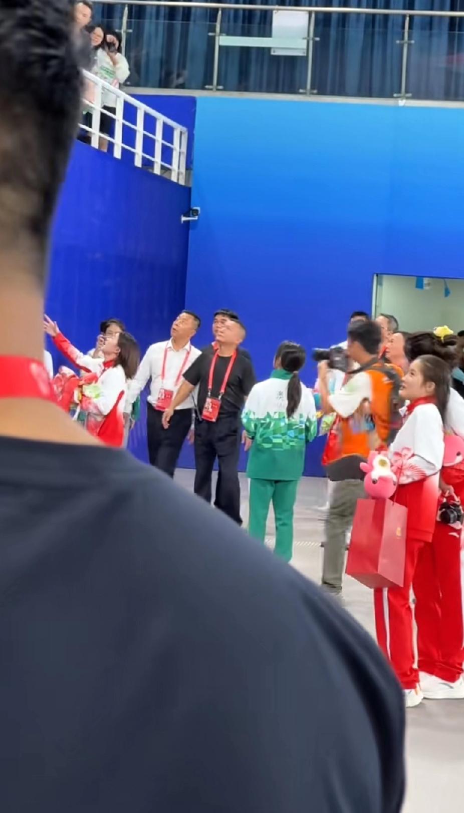 全红婵全运团体赛复出夺首金！教练帮捡玩偶细节太暖
 
全运会跳水女子团体赛落幕，