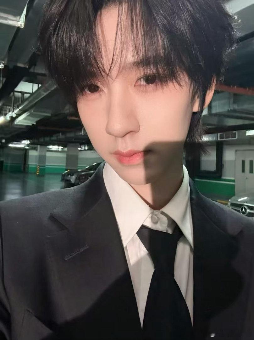 贺峻霖拍的贺峻霖自拍live图贺峻霖自拍live图，帅的， 