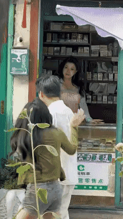 当着面还敢这么明目张胆看啊