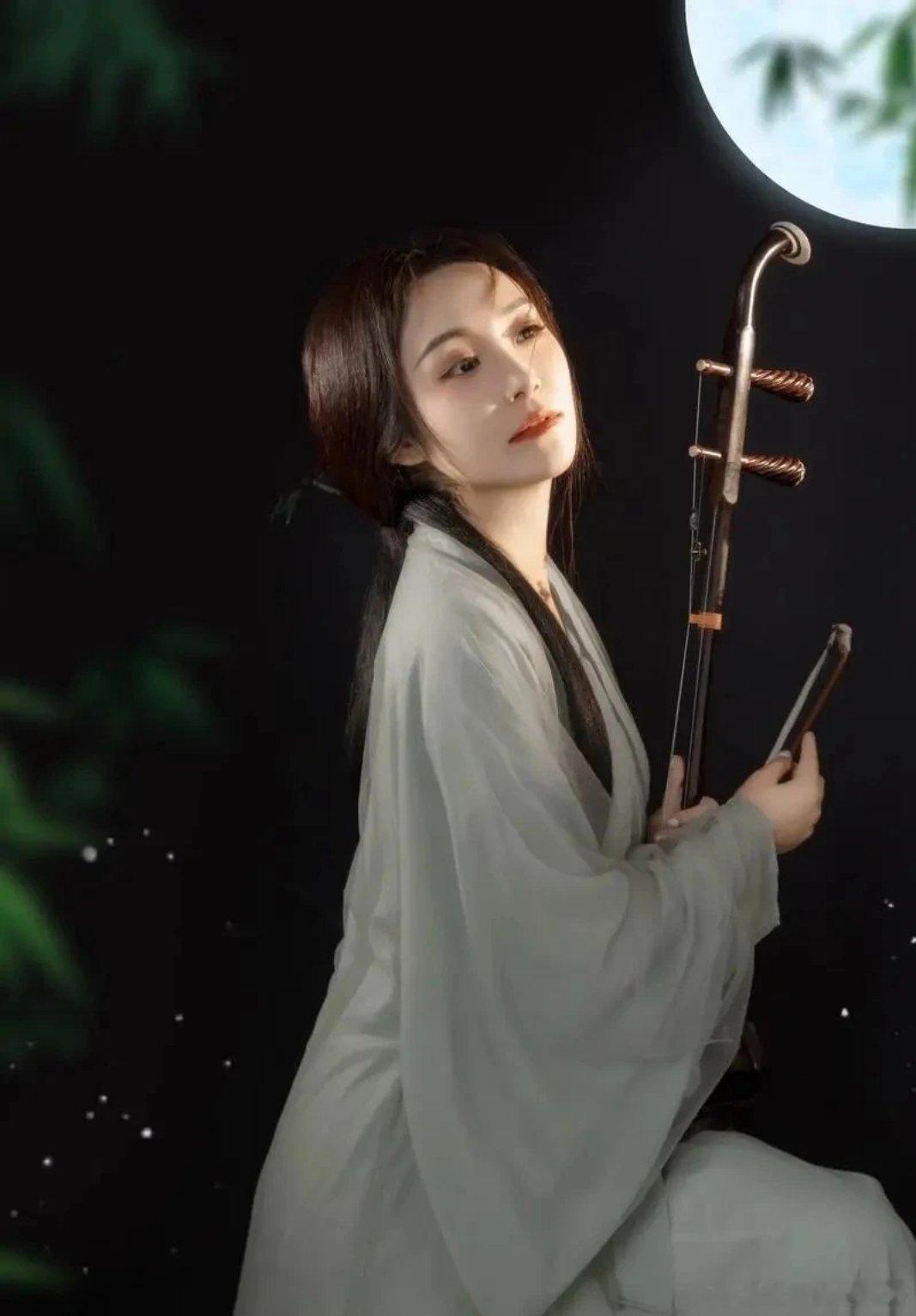 2胎孕妈2顿火锅赢2颗金豆  近日，西安一位名叫王静的二胎孕妈参加了海底捞火锅店