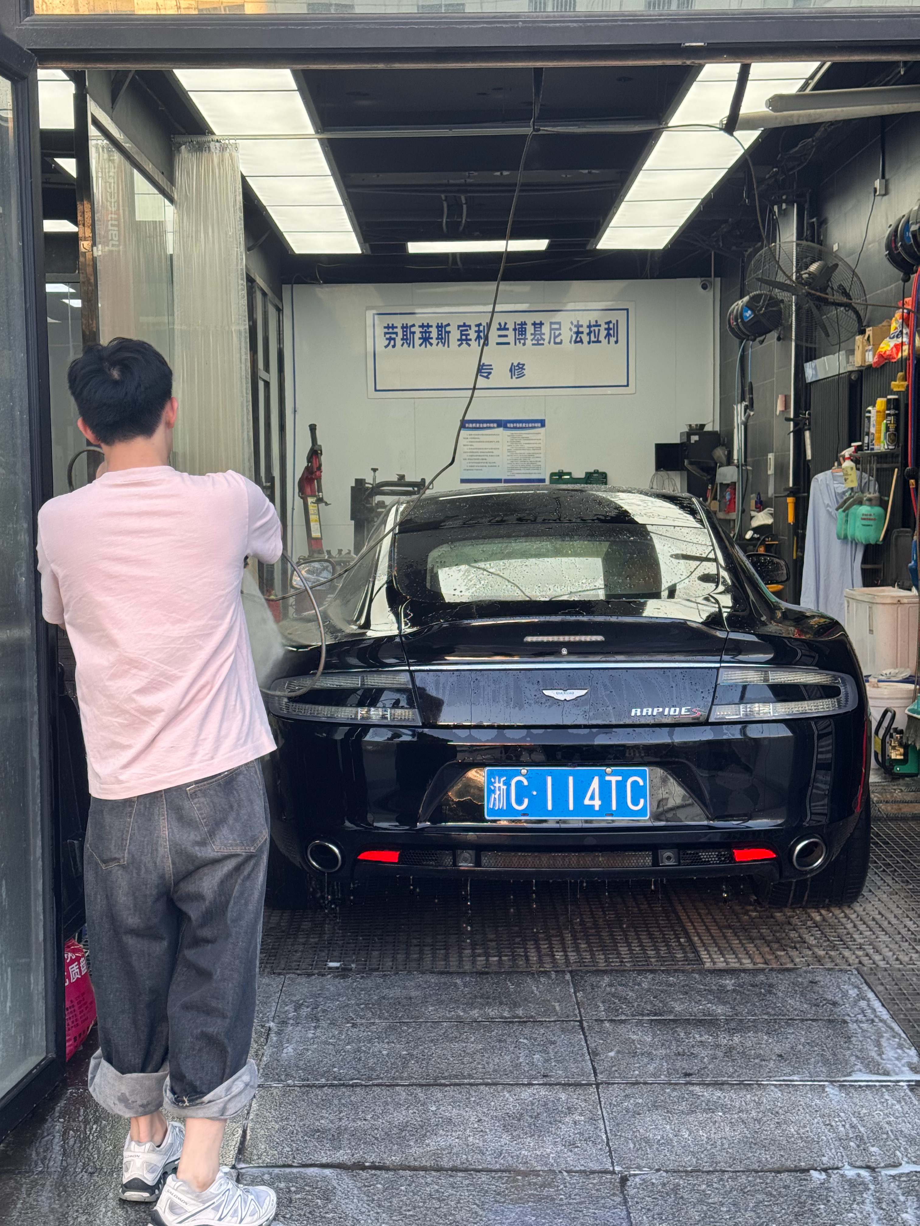 亲手洗车一定是你最快了解爱车的方式第一次水冲：初识熟悉打泡沫：绵密恋爱细节抹车：