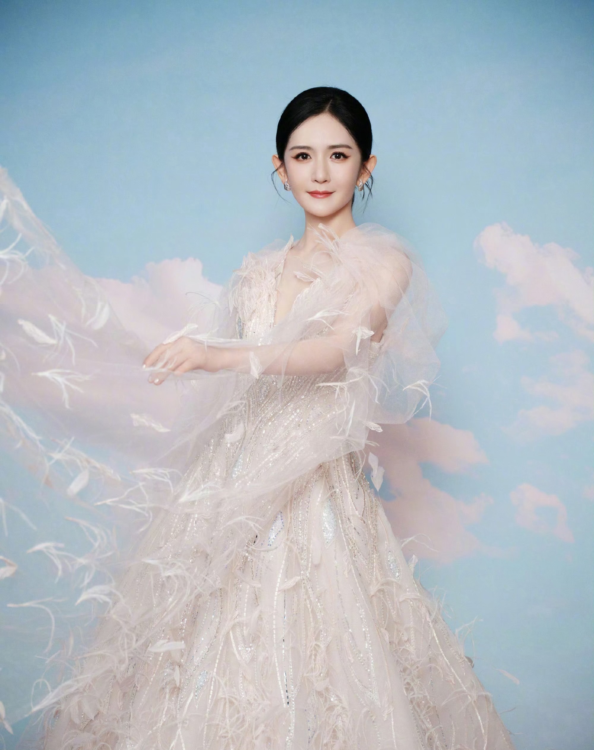 谢娜主持谢娜人美，主持也特别大气，第六次亮相央视级盛典，娜姐真的好棒！ 