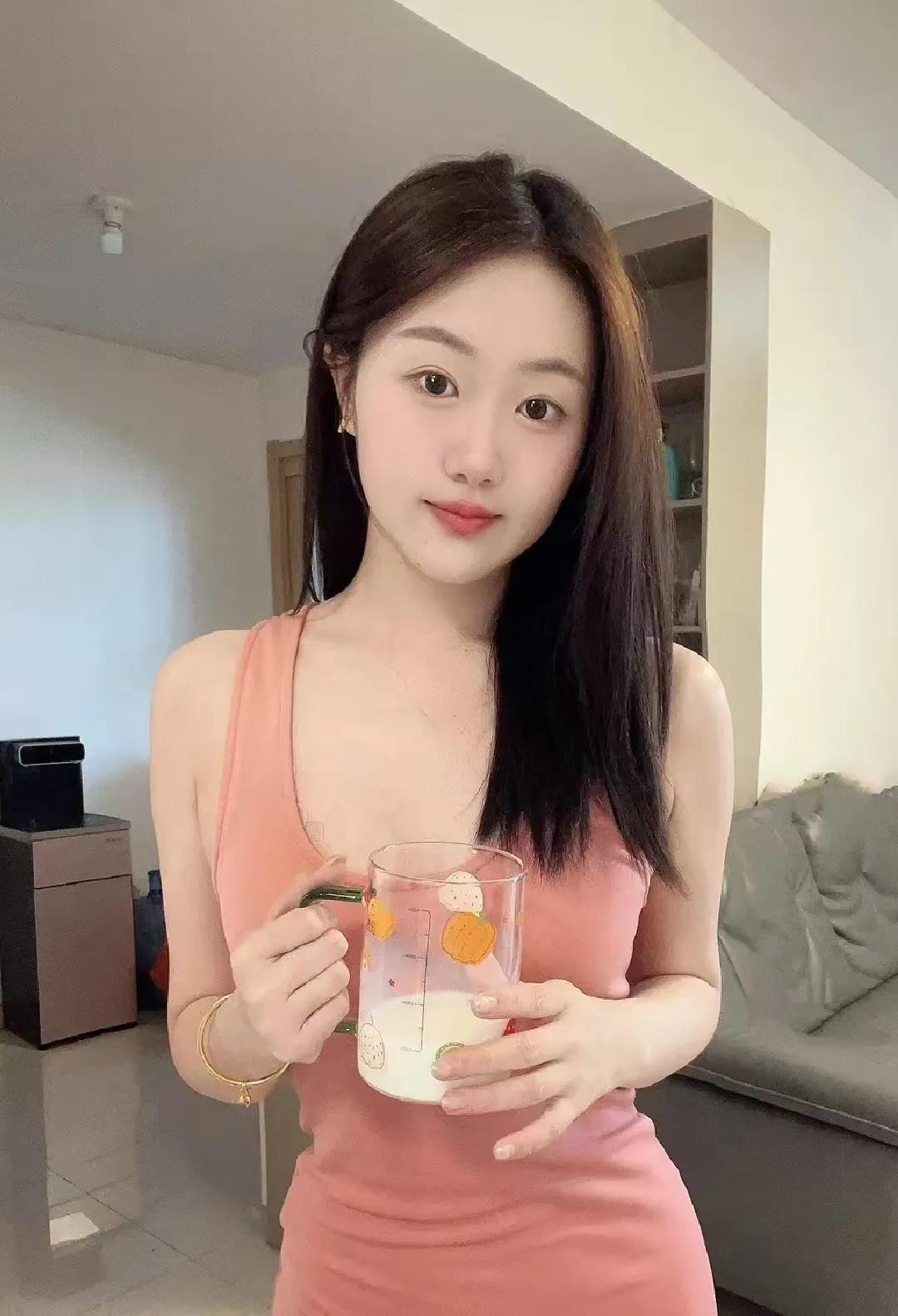 她的心却简单如一，只为他而跳动。她喜欢他，那种喜欢深入骨髓，她想嫁给他，那份愿望