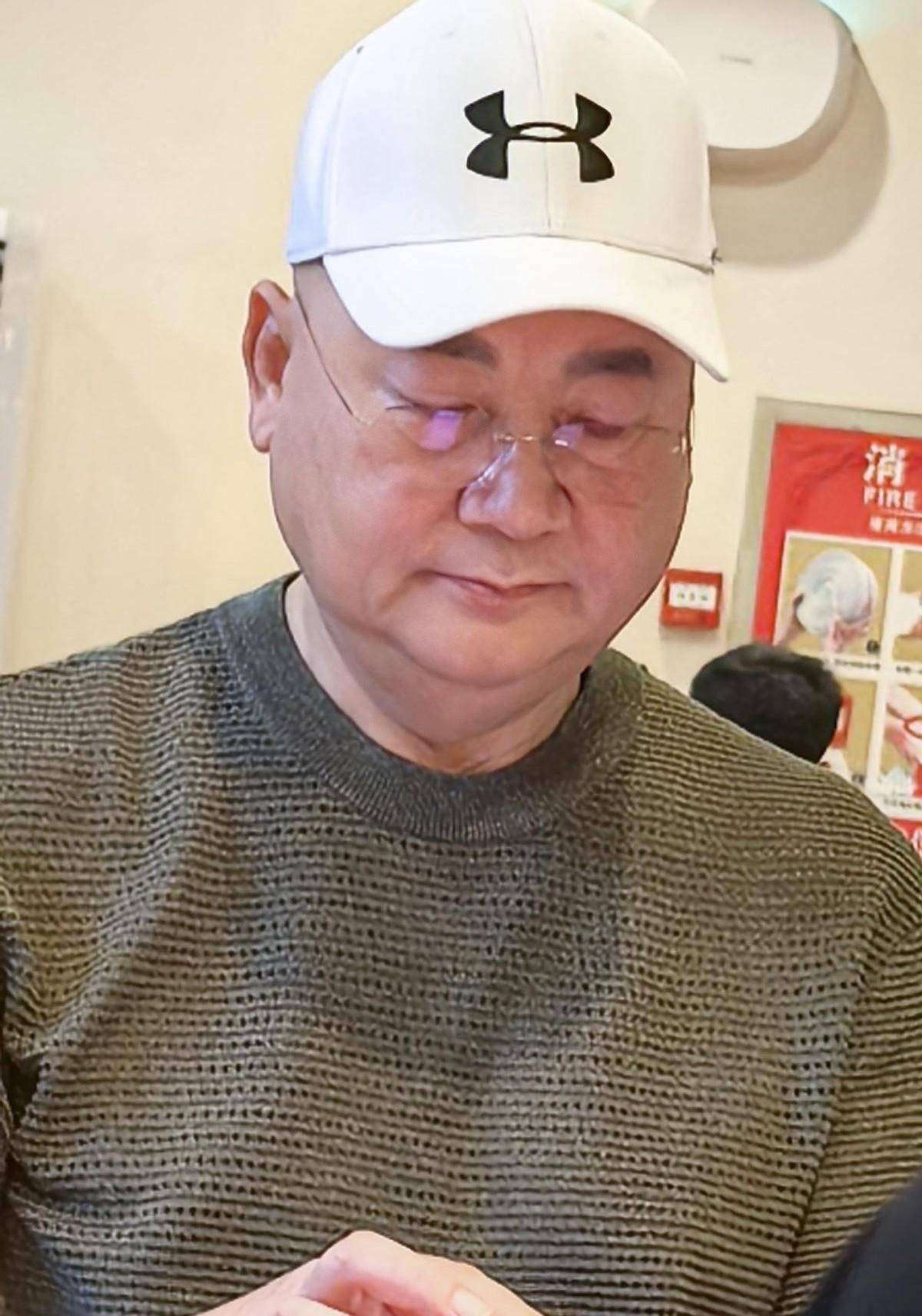 75岁的老艺术家在自家楼下的苍蝇馆子打个牙祭，竟然全程摆手不让拍照。
这事儿要搁