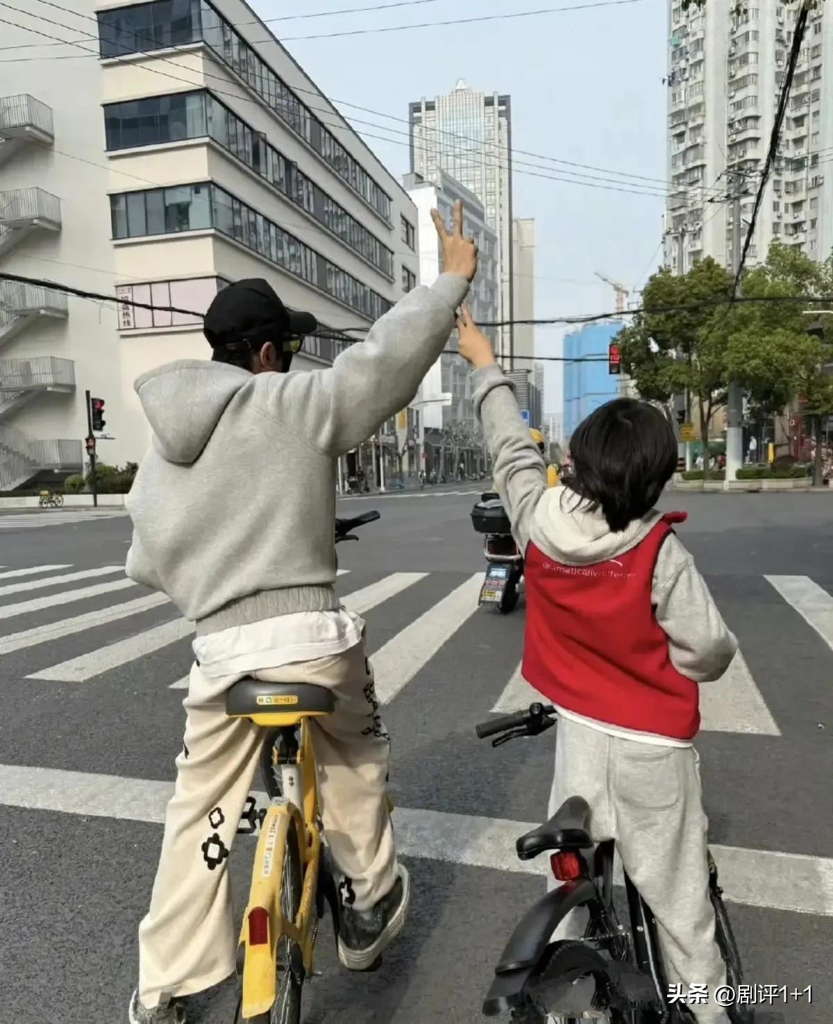 黄晓明说过：“离了婚，但没离开‘家’ 。”简单的一句话，戳中了千万父母的心。
