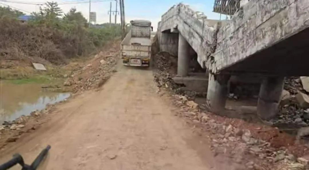 缅甸仰光－毛淡棉公路比林镇出口的炯诶桥正在重新建设，为此该路段往来车辆仅能通过单