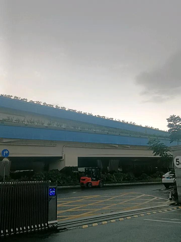 下班打卡走出车间，不曾想一场阵雨说来就来。
车间里闷热熬了一整天，本想着早点返程