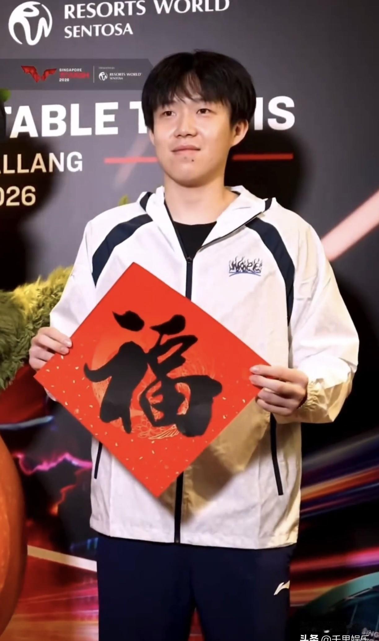 新加坡晚宴，王楚钦签名照被撕碎又拼回！
粉丝狂热让现场窒息。
你想不到，孙颖莎一