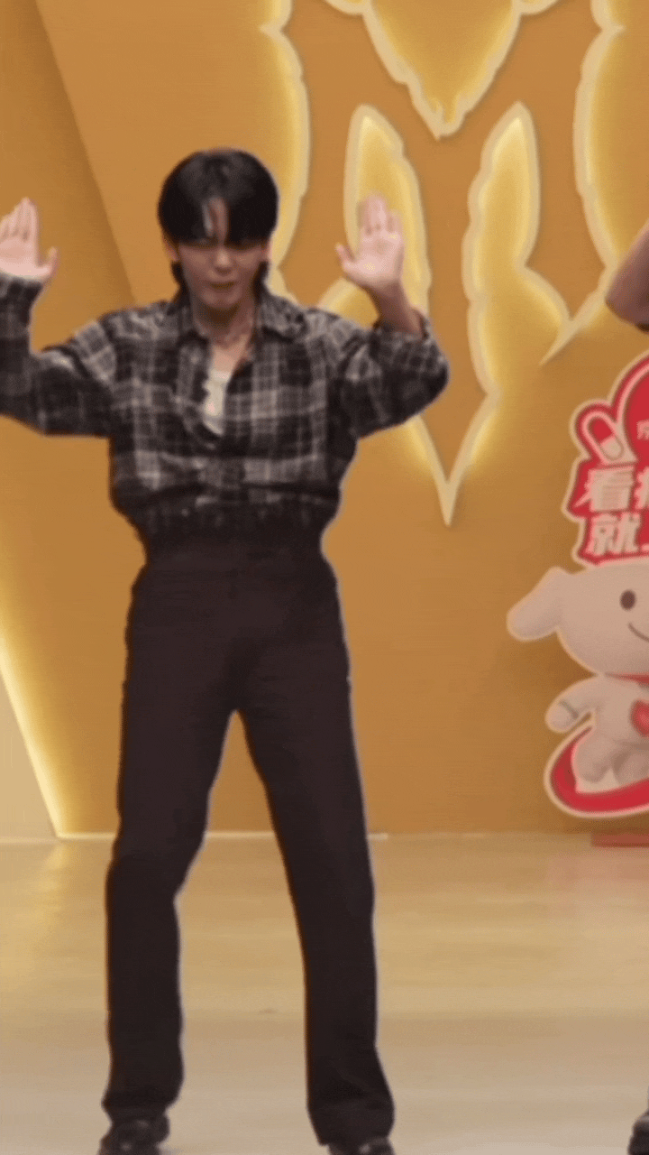 王赫野撞脸自己的气球人周边披荆斩棘野子在披荆斩棘发现撞脸自己的气球人周边，一眼就