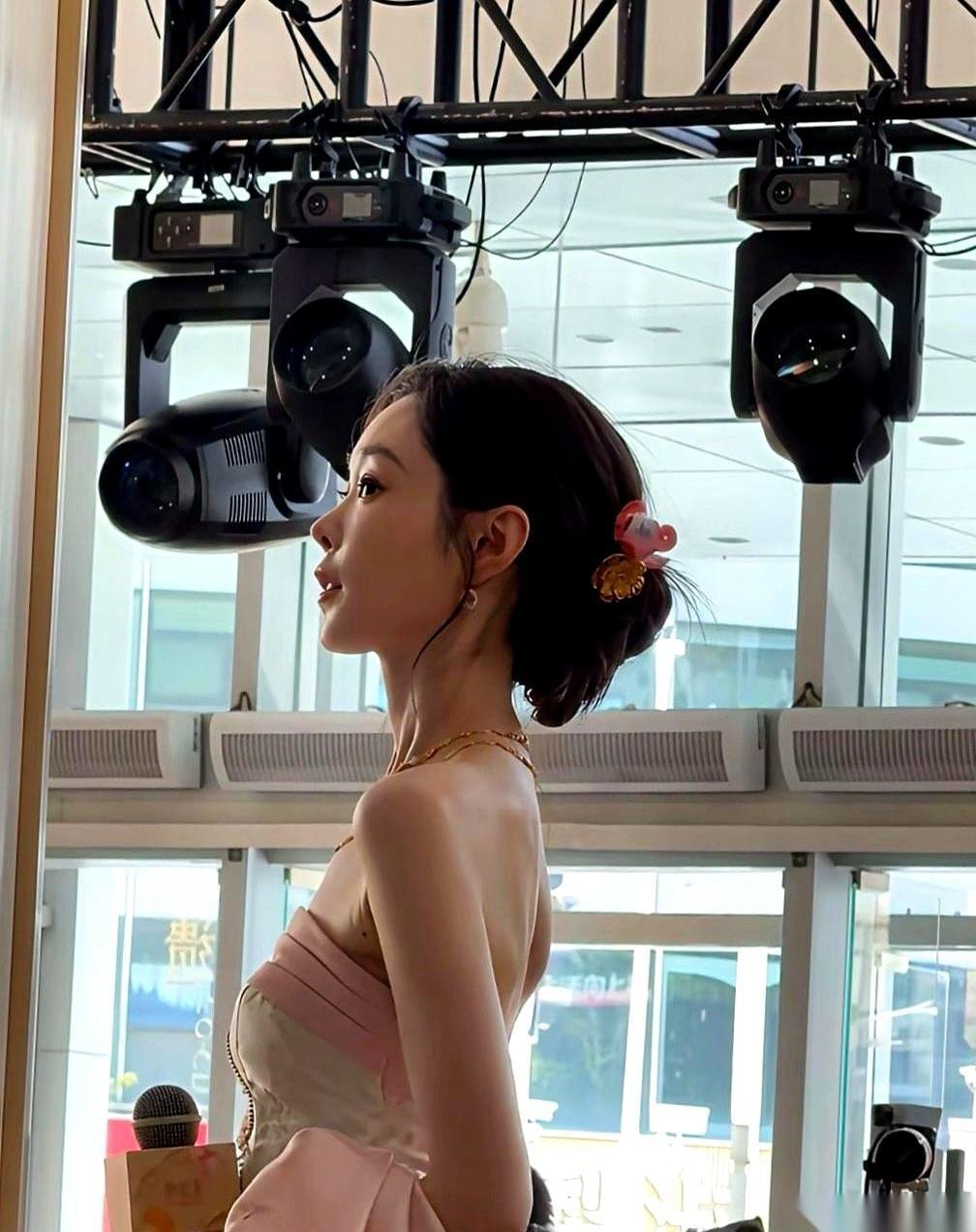 把一天三顿饭，死死压缩在8小时里吃完。
剩下16个小时，除了喝水，就是灌黑咖啡。