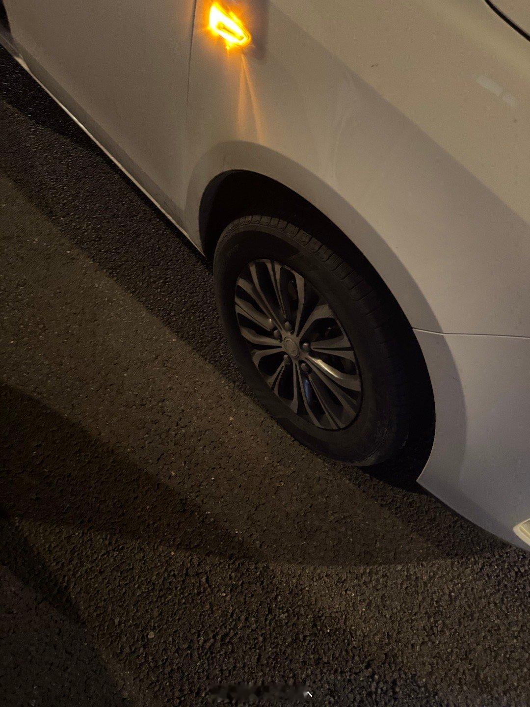 回家路上爆胎了，还好还没上高速[淡淡的][淡淡的] ​​​