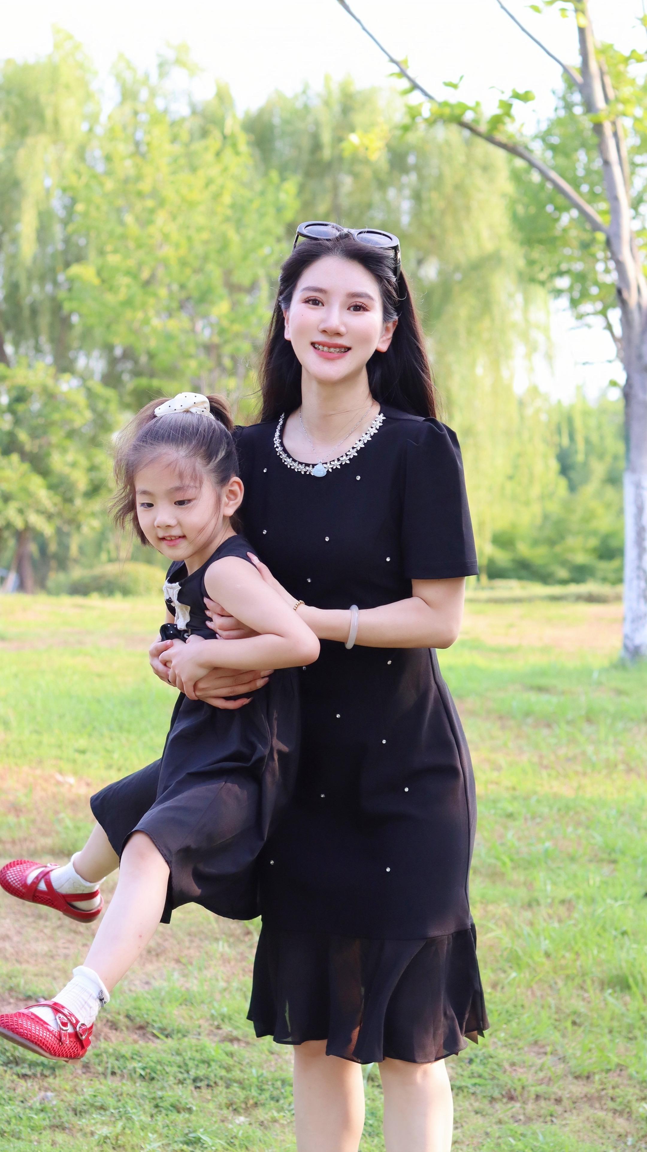 现在别人问我 一个人怎么带大孩子的 我终于可以胡说八道了 说孩子是一眨...