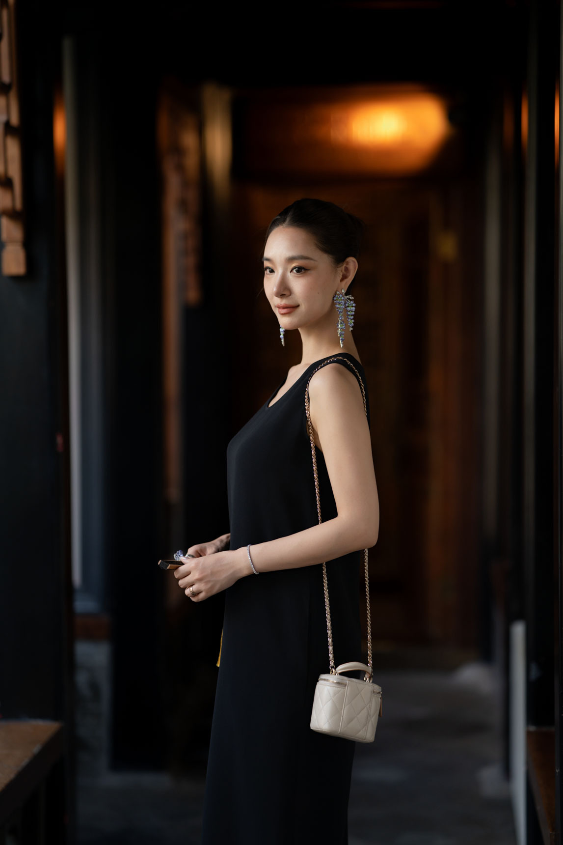 MOH OOTD | 紫影流光，呈现浪漫梦幻花园耳坠廓形轻盈而饱满浅紫色珐琅花瓣