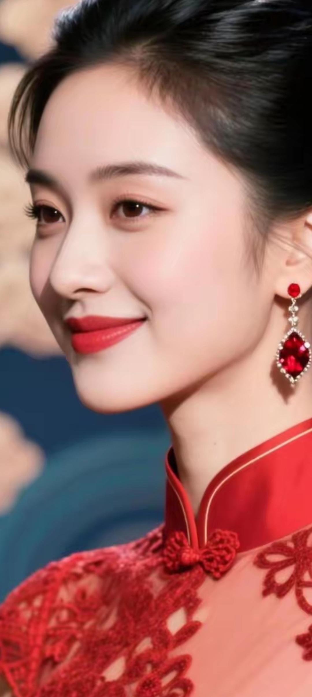 优雅红唇，精致耳饰，东方韵味，尽显魅力。