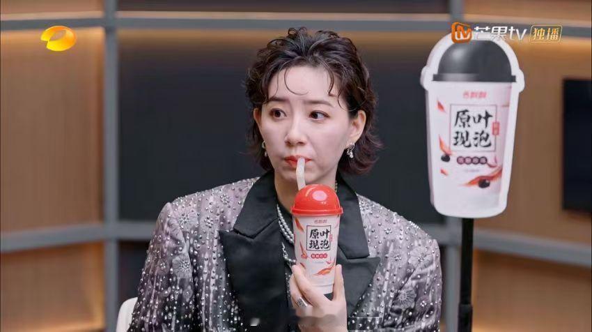 李斯丹妮唱慢情歌的杀伤力  太喜欢情歌所呈现出来的美好，所以香飘飘原叶现泡奶茶和