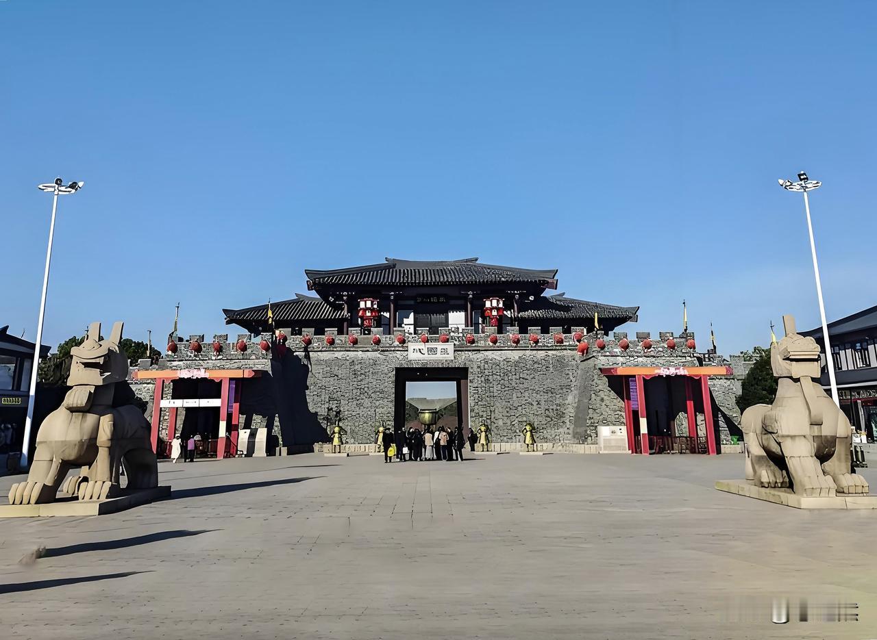 去无锡顺道逛了趟三国水浒城，就在太湖边上，当年央视为拍《三国演义》建的。吴王宫、