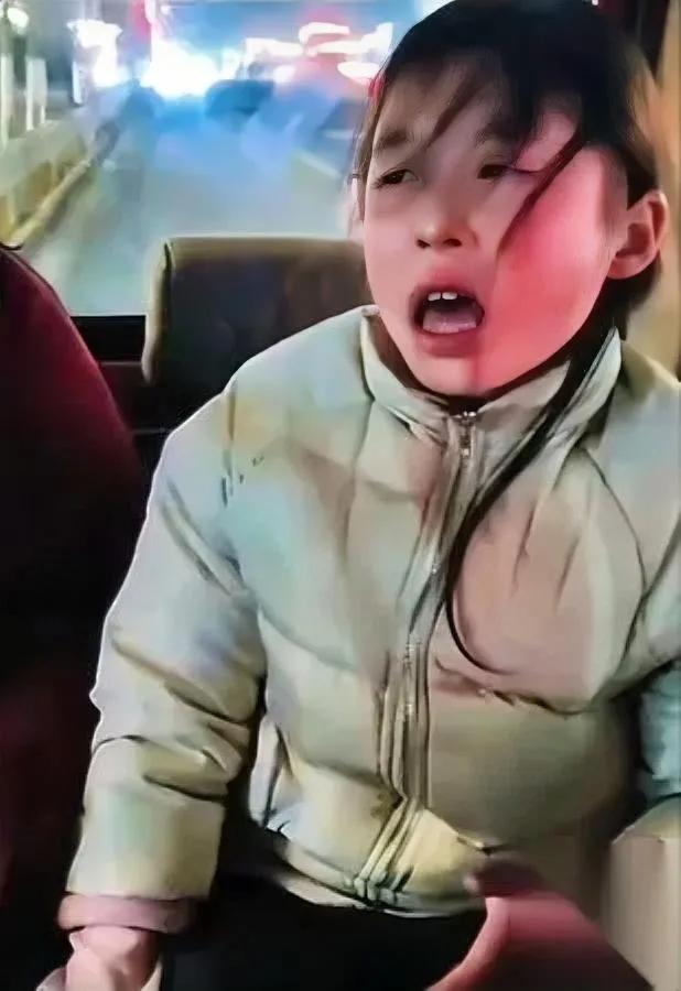 孩子扇自己脸咋办？

7岁女孩因没烤肠狂扇自己，奶奶电车没电急得直抹泪。这哪是闹