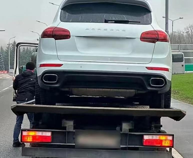 俄罗斯有数百辆保时捷突然被锁死，此事绝对是个危险的信号，保时捷是德国公司的车辆，