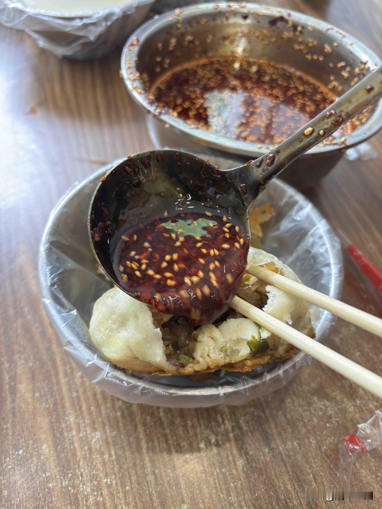 第一次吃商洛水煎包，这个皮很薄，一边硬一边软，口感层次丰富，脆香，劲道，吃的时候