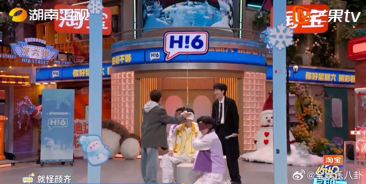 郭俊辰躲过第一次躲不过第二次你好星期六打雪仗现场，郭俊辰灵活躲过第一个水球，没想