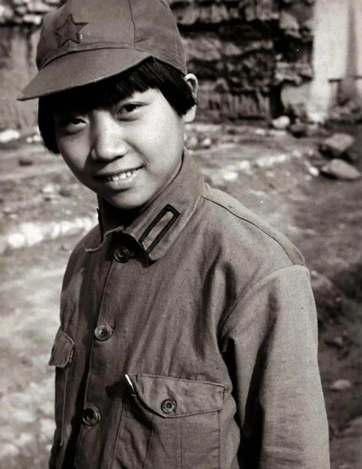 1935年，12岁的小红军不幸被土匪抓住，就在土匪要开枪杀他时。突然，小红军提出