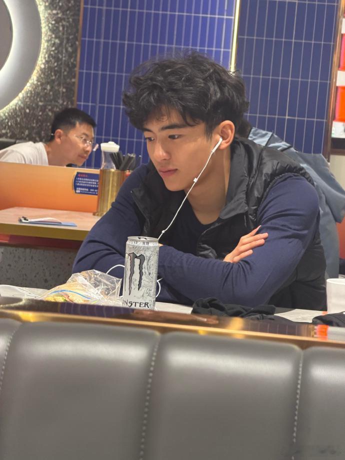 Lucas长得像谢霆锋Lucas越来越像谢霆锋了 Lucas笑起来的样子，连嘴角