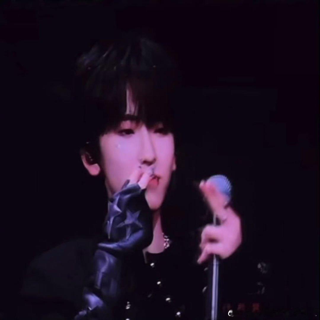 左奇函冷脸飞吻左奇函飞吻饭撒谁懂这个冷脸飞吻啊！帅呆了 