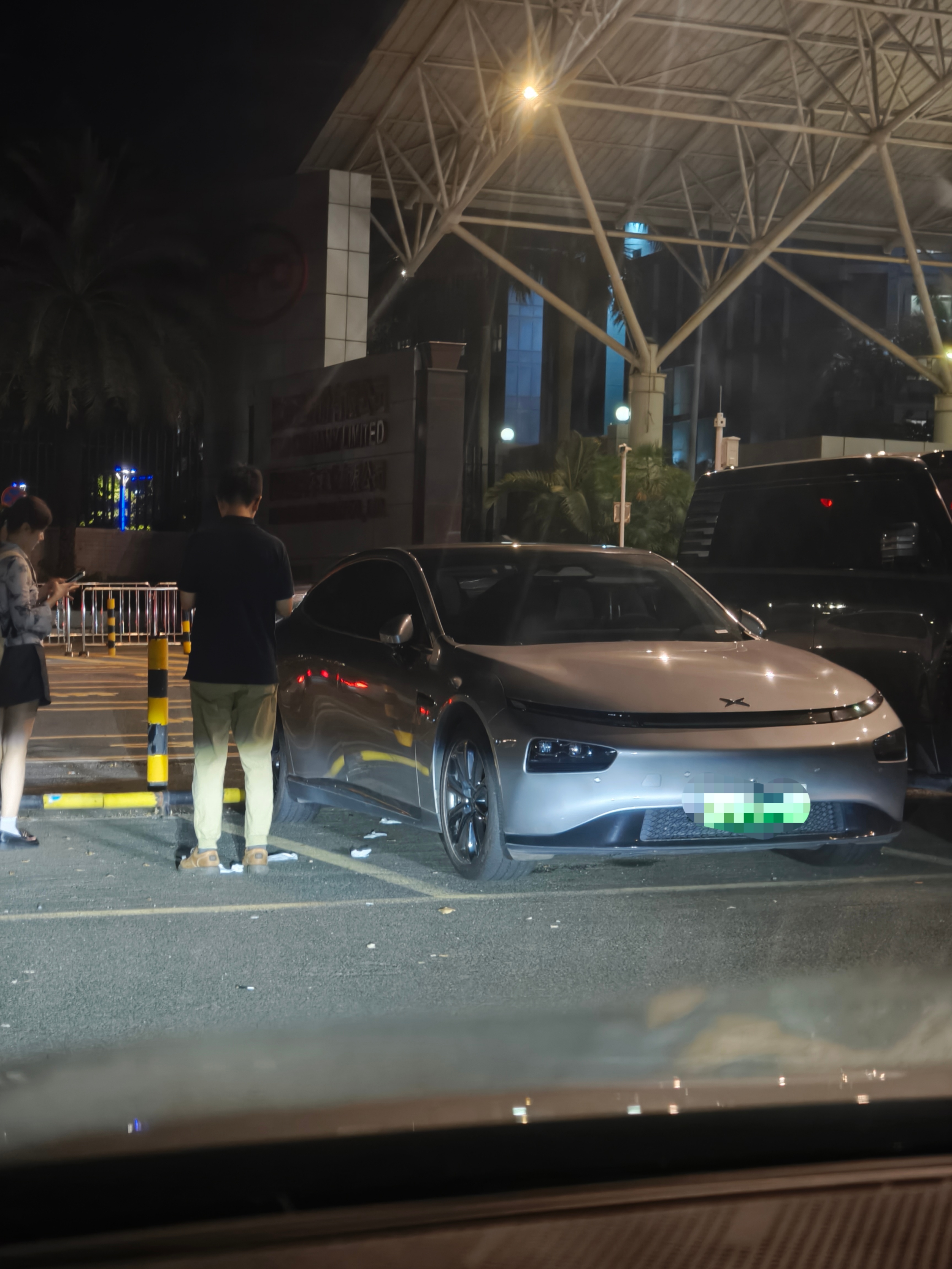 坏了兄弟们，昨晚同事开新P7停在路边停车场，一对小情侣过来搭话说我这车帅，聊了两