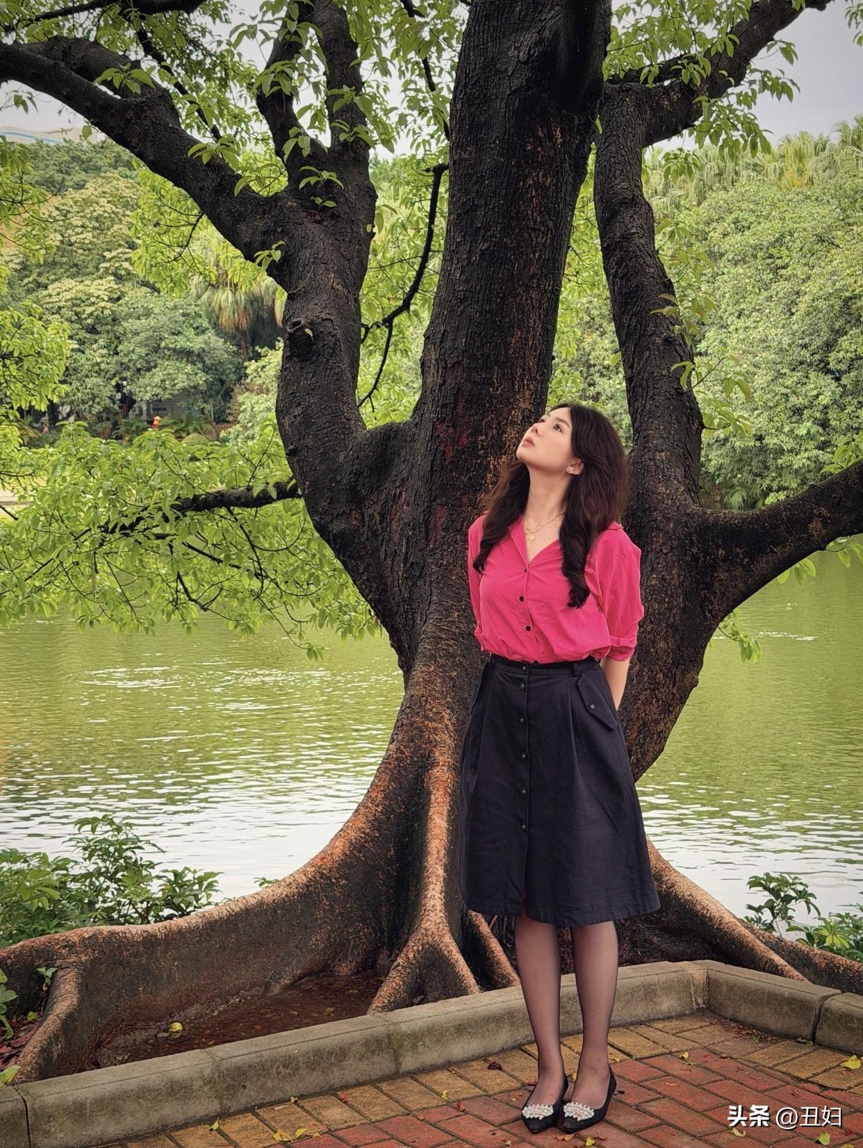 有哪些日常又气质的穿搭推荐在绿意盎然的湖畔，优雅红衣与黑裙相映成趣，自然与时尚完