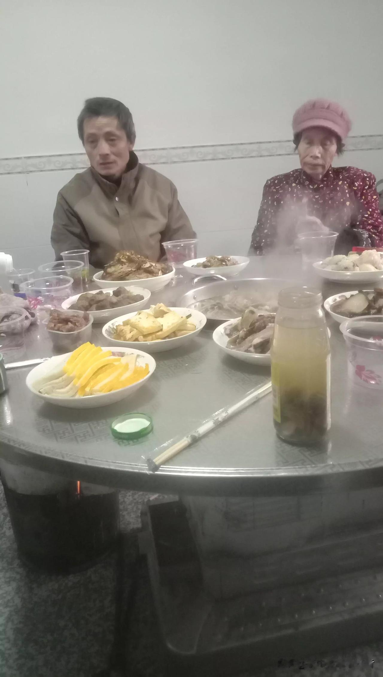 【正月初三，邓老师就返回荆州开始工作了】
​
​1.初三，邓老师和父亲来给二伯拜