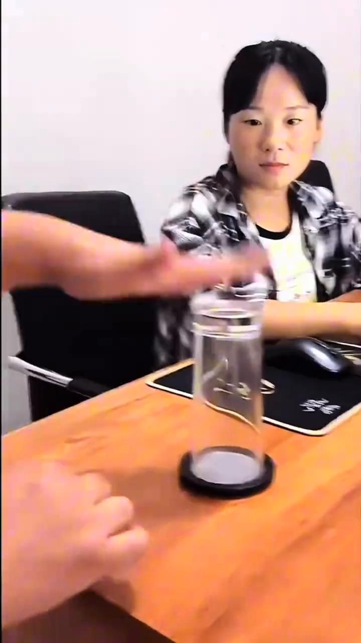 大叔这招玩绝了。
手掌一拍，硬币传递。接下来揭秘背后真相。
大家好，一枚普通的硬
