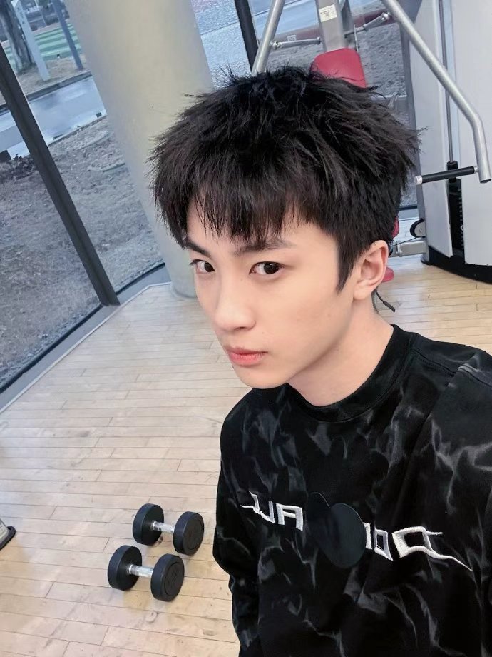 05生的精神状态还是太超前了 邓超让陈曦然火了带带他陈曦然自信又有梗，现场即兴表