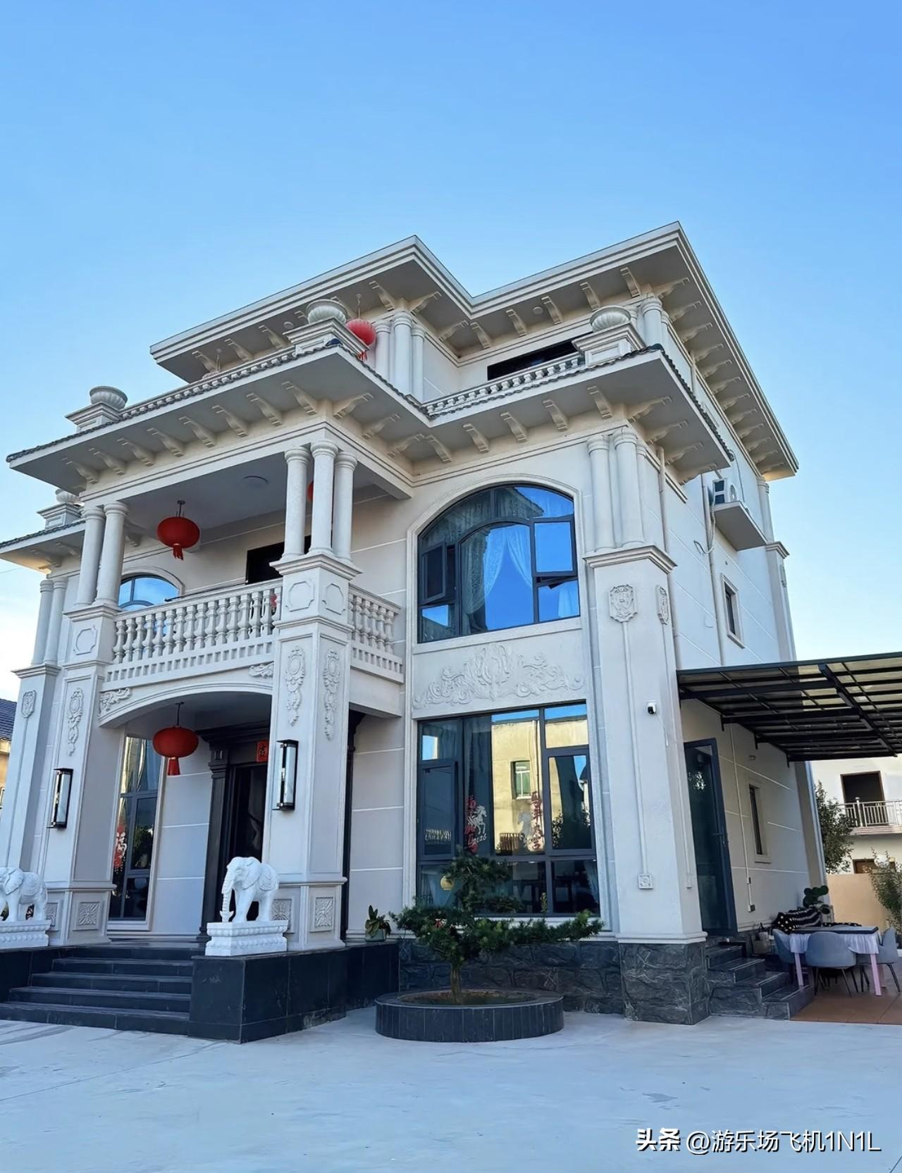 国庆回趟老家，
被现实狠狠扇了一巴掌。

村口停了一排车，都是当年初中没毕业就出