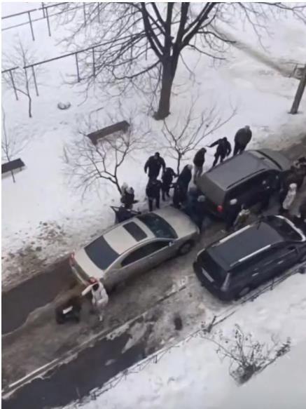 泽连斯基已经站在政变边缘，乌克兰民众自发组织抵抗征兵中心
   乌克兰当局记录到