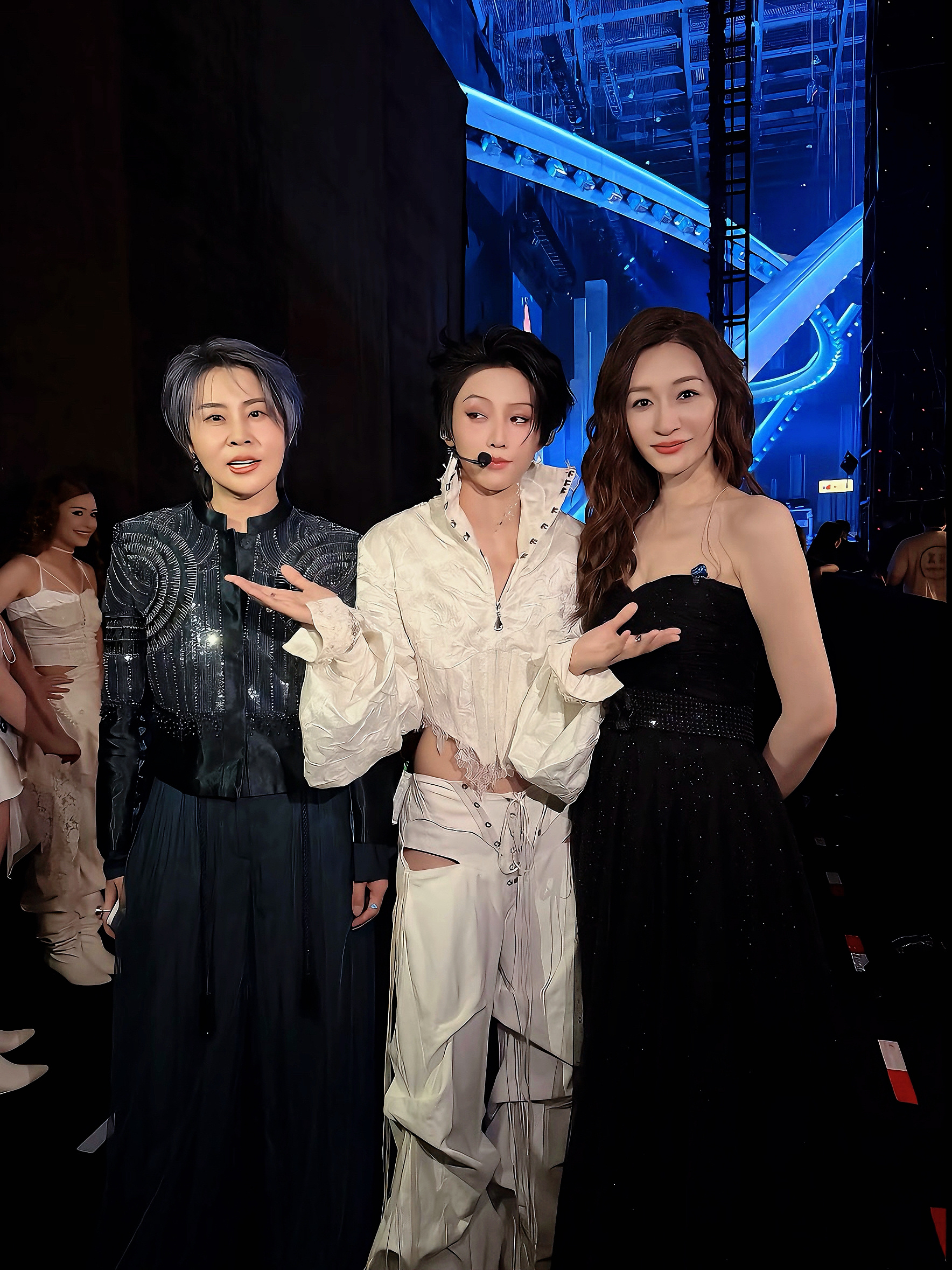 捡一口合照 其实也不知道浪在成团夜那天晚上到底在急什么 感觉所有姐姐都匆匆忙忙的
