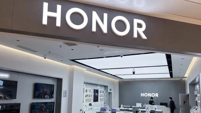 什么，荣耀下周要出人形机器人了？！荣耀准备在今年MWC巴塞罗那发布首款消费级人形