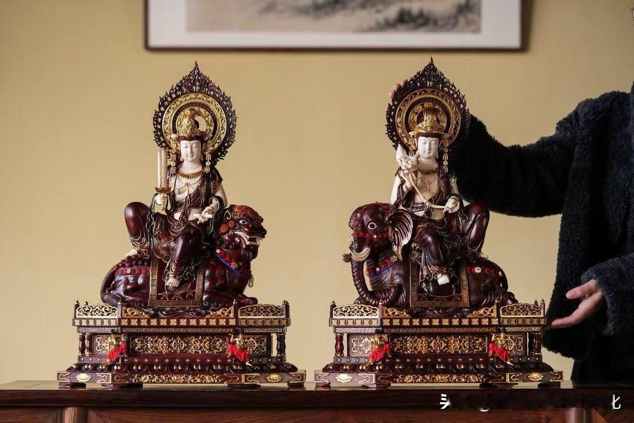 一对摆在一起，气场就出来了。

紫檀的深沉，与猛犸的莹白，在同一件器物里相遇，