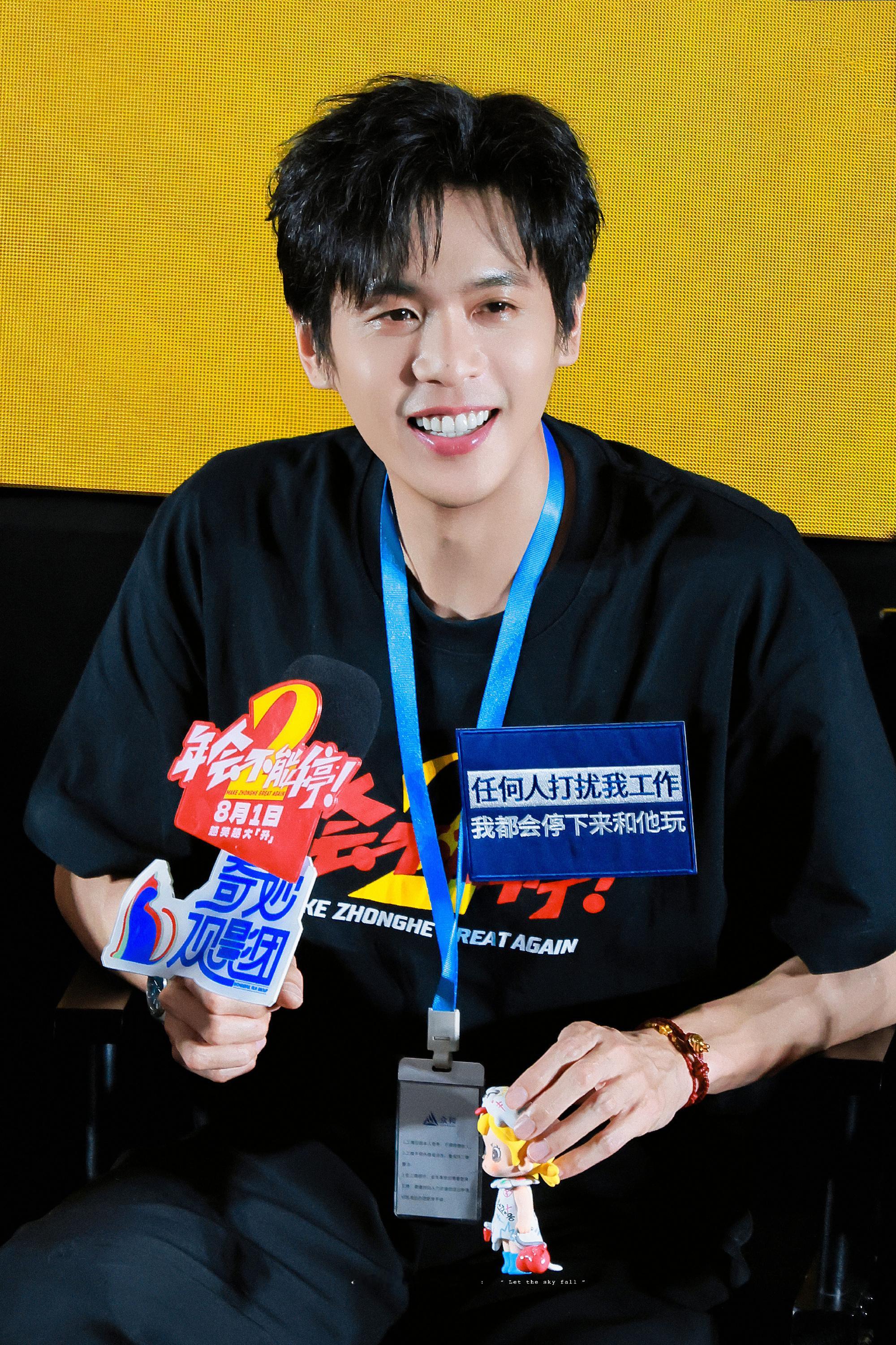 小表情之王来了🥰🥰张若昀在片场被猴儿瞪了