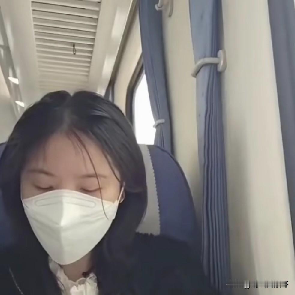 近日，一位“控烟小仙女”自拍的一段视频备受争议，不然正常人谁坐车会穿成这样，只见