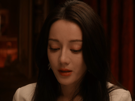 迪丽热巴 喜怒哀乐无需夸张的表演迪丽热巴情绪全在微表情里，不用夸张，一个微表情就