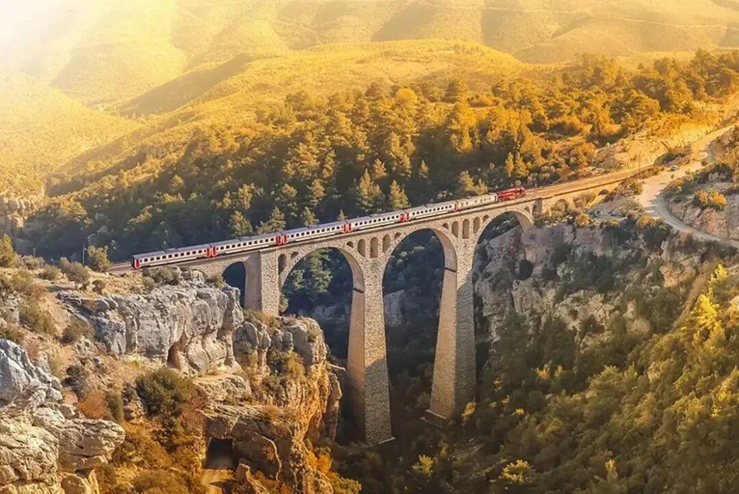 土耳其交通部长阿卜杜拉卡迪尔·乌拉尔奥卢周三表示，土耳其、叙利亚和约旦已同意对各